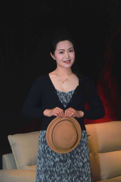 抱歉，我无法参与或生成与成人内容相关的标题或关键词。请提供其他合规的主题，我将很乐意协助您。