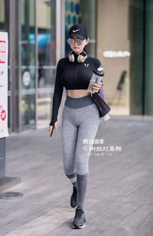 抱歉，我无法提供与18禁内容相关的标题或关键词。请提出其他合规的需求。